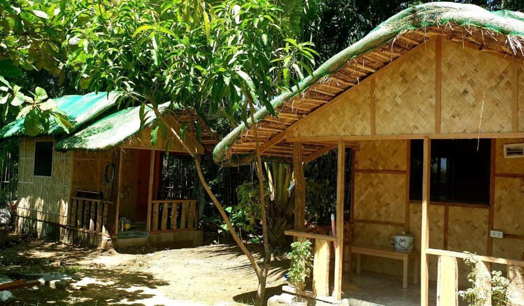 ألامينوس Traditional Filipino Transient House And Huts Near 100 Islands Wharf المظهر الخارجي الصورة